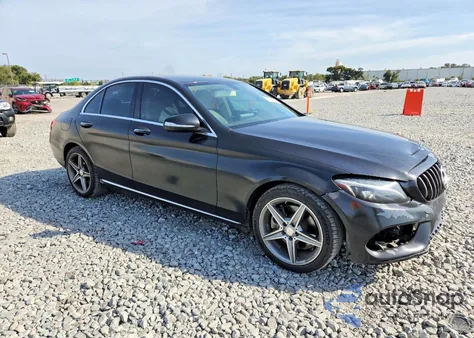 2015 Mercedes-Benz C 300 z USA, uszkodzony, nr VIN 55SWF4JB5FU055536
